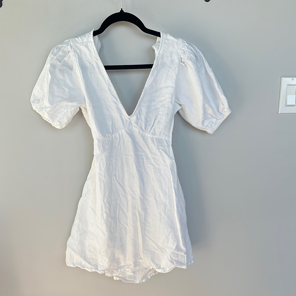 PrettyLittleThing White Puff Sleeve V-Neck Romper (Size 2)